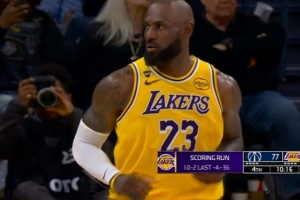奇才vs湖人 | 彻底花了！詹姆斯三分球再中 湖人一波10-2领先奇才20分