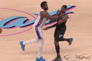 76人vs热火 | 恩比德欲犯规不慎单手“扼”住阿德巴约喉咙 裁判吹罚为普通犯规