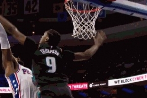 活塞vs76人 | 干净好帽！奥萨尔篮下帽翻乔治被吹犯规 活塞挑战成功