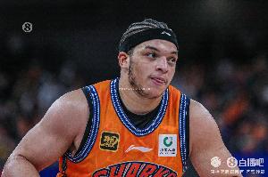 洛夫顿手指戳伤提前离场！卢伟：还不清楚情况 需要进一步检查