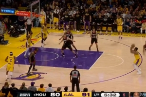 火箭vs湖人 | 开张了！斯玛特命中个人本场首记三分 压制火箭反扑势头