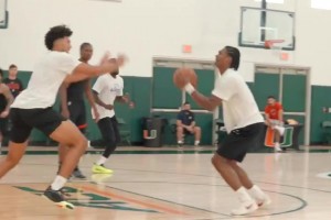 弗拉格携女友观战WNBA~边上还有个莱夫利当电灯泡