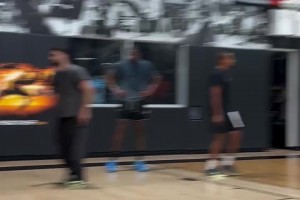 NBA的导播真有一双发现美的眼睛，总能捕捉到场边丰满美女