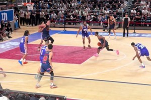 NBA扣篮王的爆发力！迪亚洛杀入内线直接一记滑翔单手劈扣