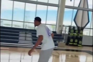 字母哥到访Slam Miami学校，和篮球爱好者们互动交流、合影留念！