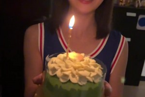 如果你有这样的女友 穿着詹姆斯球衣在你下班后给你惊喜庆生！？
