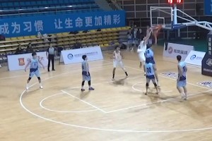 这球太炸裂了曾凡博此前在青年队的比赛里隔扣2米20的徐昕